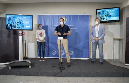 Francis Posada, junto a María Jesús Sierra y J.R. García Ortiz, en la presentación.