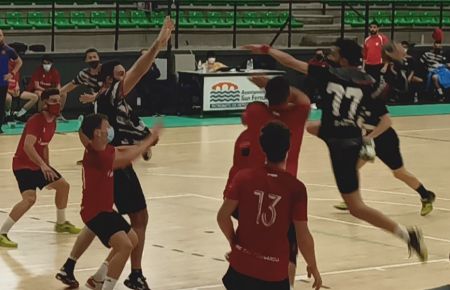 Una imagen del partido de la primera vuelta en el pabellón de Bahía Sur. 