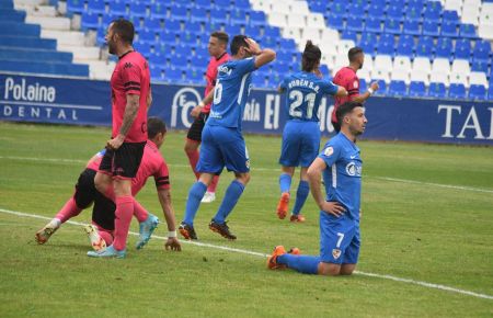 Hugo Díaz, de rodillas, se lamenta de una de sus ocasiones. Luego marcaría el empate. 