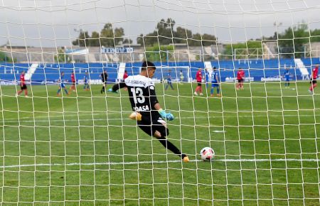 Matías Ramos saca de portería durante el partido en Linares. 