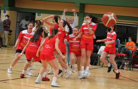 Las jugadoras y el entrenador del Maristas de Córdoba celebran el pase a la final tras ganar al CB Almer´ía. 