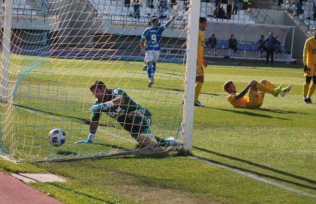 Francis Ferrón corre a celebrar el 1-0 mientras el meta del UCAM Biel Ribas recoge el balón del fondo de su portería.