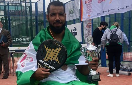 Mimoun Laslaa, exultante con el trofeo y la bandera de Andalucía. 
