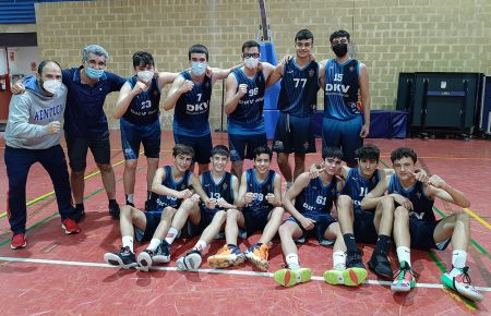 El Cimbis cadete celebra el triunfo conseguido en Cádiz. 