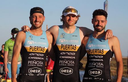 El vencedor Camilo Puertas, en el centro, junto a sus hermanos Ángel y Nicolás, que fueron noveno y tercero. 