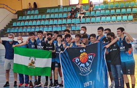 El Cimbis cadete, con las banderas del club y de Andalucía. 