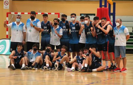 Los jugadores y técnicos del Cimbis celebran la valiosa victoria. 