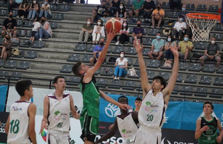 Pablo Bazán, del Cordobasket, anota ante Javier Pinilla, del Unicaja.