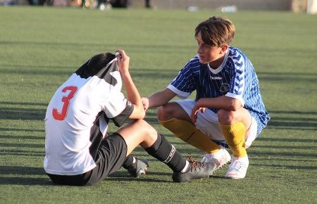 Raúl Orcero, del San Fernando Atlético cadete, es consolado por un jugador del Tiempo Libre al final del encuentro. 