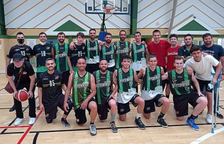 El CB San Fernando senior provincial junto a sus entrenadores y el delegado. 