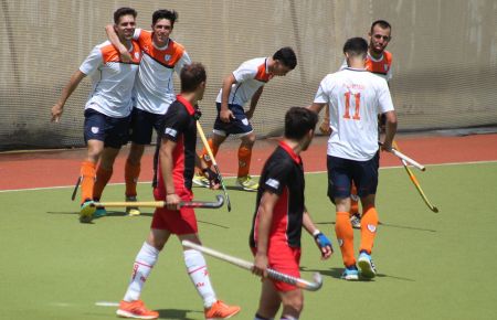 José María Castillón (i) es felicitado tras su golazo, que fue el 1-1. 