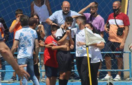 Jota, ya repuesto, junto al delegado del San Fernando Atlético, Israel Alías Franco, su madre y su hermano. 