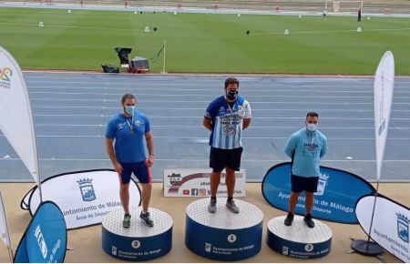 Antonio Santana, a la izquierda, en el podio del Andaluz absoluto de peso. 