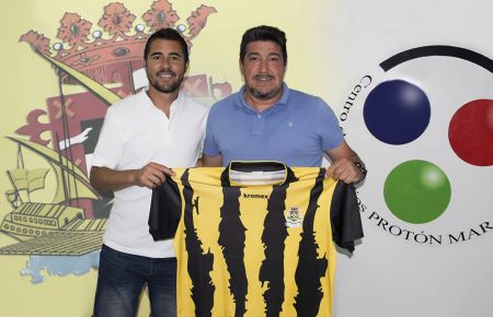 Tati Maldonado y Alfonso Flores Mendi posan en las nuevas instalaciones del centro de estudios Protón Mar, patrocinador del GE Bazán.