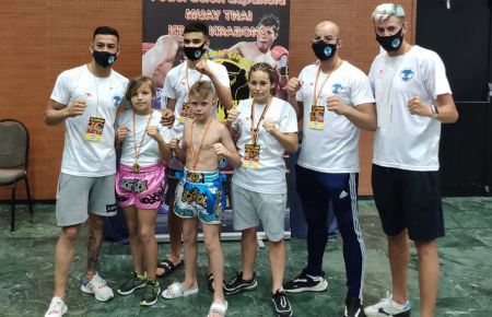 Joaki Romero, a la izquierda de la foto, con un grupo de alumnos de su Escuela.