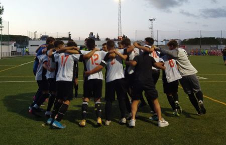 Los jugadores del San Fernando Atlético celebran el ascenso a Segunda Andaluza en Jédula. 