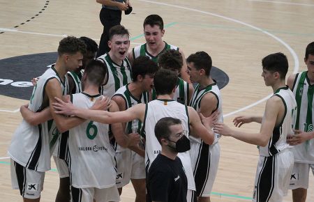 Los jugadores del Joventut celebran el pase a la final. 