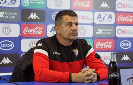 Jovan Stankovic, en una rueda de prensa en el estadio Bahía Sur. 