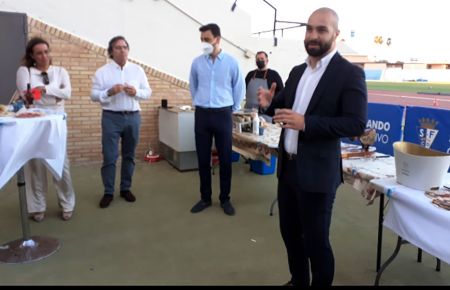 Louis Kinziger se dirige a los asistentes al acto celebrado en el estadio Bahía Sur.