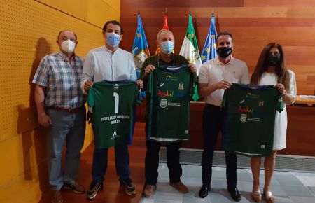 Antonio Rojas y Francis Posada, junto al presidente de la FAH, Antonio Aguilera y los dirigentes del CH San Fernando, Jesús Hidalgo y Liceo, Emi Vilchez. 