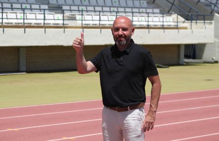 Nacho Castro, tras el acto de presentación, posó en el estadio.