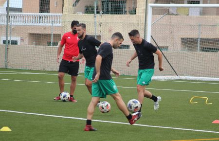 Pepe Bernal juega con el balón en la sesión del pasado martes. 