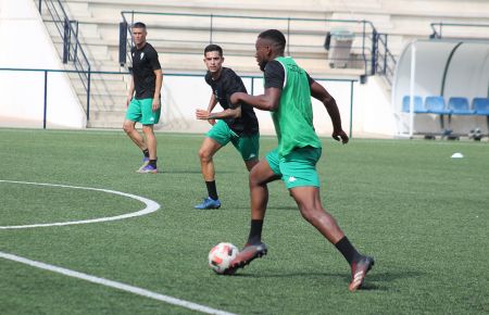 Traoré conduce el balón ante Bicho y Juanmi Callejón.