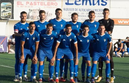 La formaci´ón del San Fernando CD en Lebrija: Arriba: Francis Ferrón, Marc Carbó, Javi Fernández, Sergio Ayala, Franco Ramos y Matías Ramos. Agachados están Dopi, Sergio Cortés, Manu Moreno, Bicho y Juanmi Callejón. 