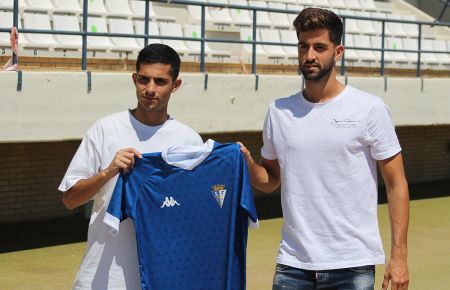 Bicho y Marc Carbó muestran la nueva camiseta del SFCD. 