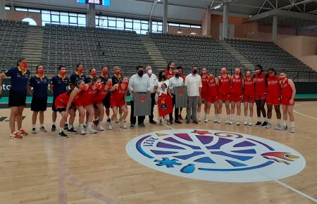 Las autoridades posaron con la selección española cadete. 