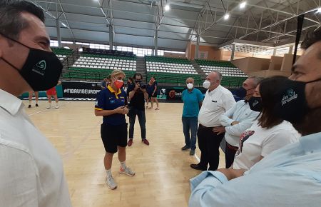 La seleccionadora Cristina Cantero charla con las autoridades el pasado jueves en el pabellón municipal de Bahía Sur. 