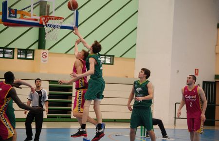 Rubén Guerrero pelea por un rebote con Porzingis en presencia de Todorovic y Burjanadze en la final del Andaluz junior de 2012 en San Fernando.