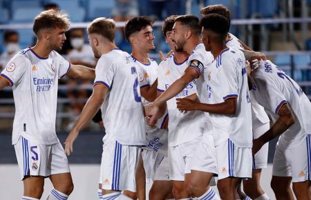 Los jugadores del Castilla celebran uno de los cuatro goles. 