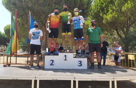 Rafael Tubío, a la derecha, en el podio de la categoría Elite junto al vencedor Juan Manuel Navarro y Juan Manuel Gómez, segundo.