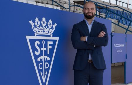 El presidente del San Fernando CD SAD Louis Kinziger posa delante del palco del estadio Bahía Sur. 