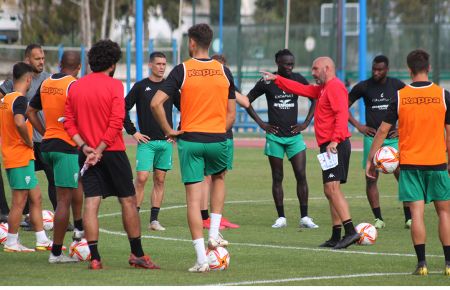 Nacho Castro se dirige a sus jugadores en el entrenamiento del pasado jueves en el campo de la Junta de Deportes. 
