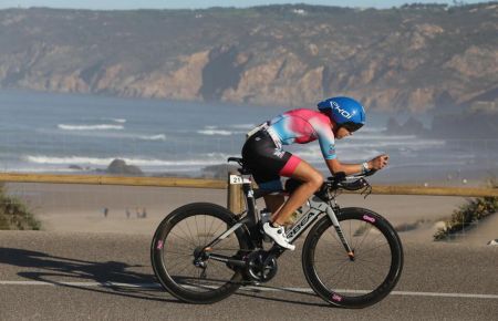 La triatleta isleña, durante la prueba de bicicleta en el Ironman de Portugal.
