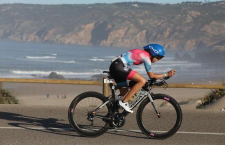 La triatleta isleña, durante la prueba de bicicleta en el Ironman de Portugal. 