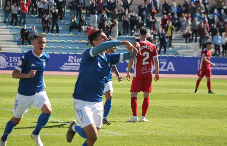 Dopi celebra su gol, perseguido por Juanmi Callejón, y que abrió el camino del gran triunfo del San Fernando Club Deportivo ante el N´ástic.