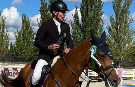 Salomón Cobacho, con su caballo Revoltoso y el trofeo al tercer clasificado.