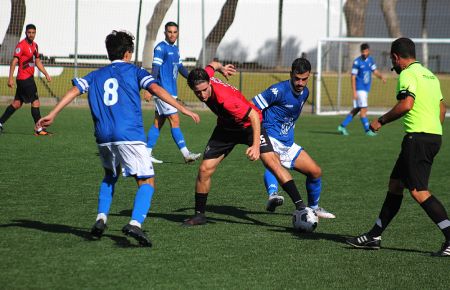 Jesús Gutiérrez forcejea con Javi Estudillo en el San Fernando CD 'B'-Chiclana Industrial jugado el domingo en el campo de Sacramento. 