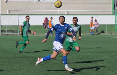 Melero, que marcó el gol del filial azulino, se dispone a controlar un balón en el partido celebrado en Los Cortijillos. 