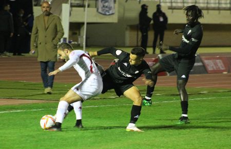Gerard Vergé forcejea con Pedro Empis en presencia de Alpha Dionkou y el técnico del San Fernando CD, Nacho Castro.