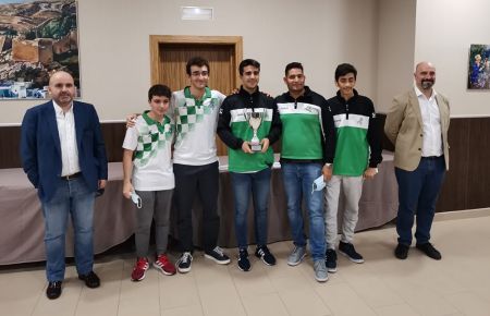 Los integrantes de la Peña Ajedrecística Isleña, con el trofeo de campeones.