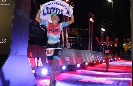 María Jesús Sierra llega a la meta en el Ironman de Portugal en octubre.
