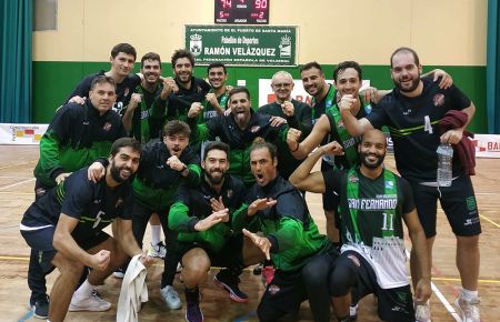 El CB San Fernando celebra el triunfo conseguido este jueves en El Puerto. 