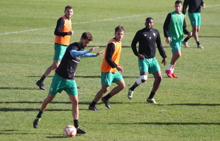 Marc Carbó, que es baja, Sergio Ayala, Juan Agüero, Djak Traoré y Bicho, en el entrenamiento del jueves en el estadio Bahía Sur. 