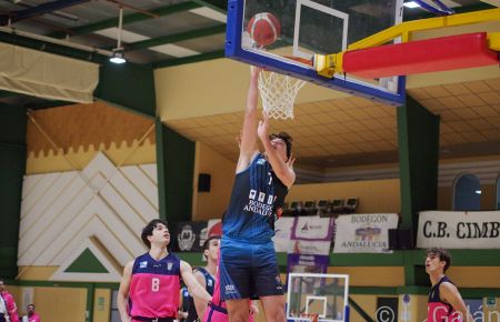 Carlos Goicoechea cuajó un partidazo con 15 puntos y 15 rebotes. 