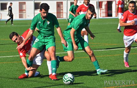El centrocampista Álvaro Otero se lleva el balón en el partido que el filial del San Fernando CD disputó el domingo en San Roque. 