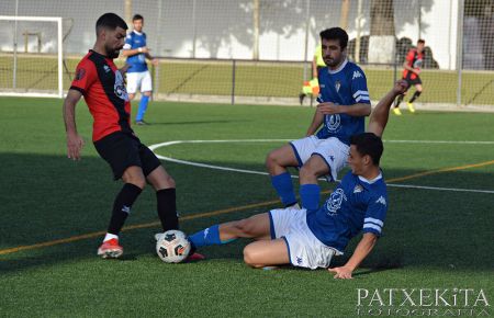 Dani Freire, del filial del SFCD, se anticipa a un jugador de la Roteña en presencia de su compañero Álvaro Otero, que se estrenó como goleador.
